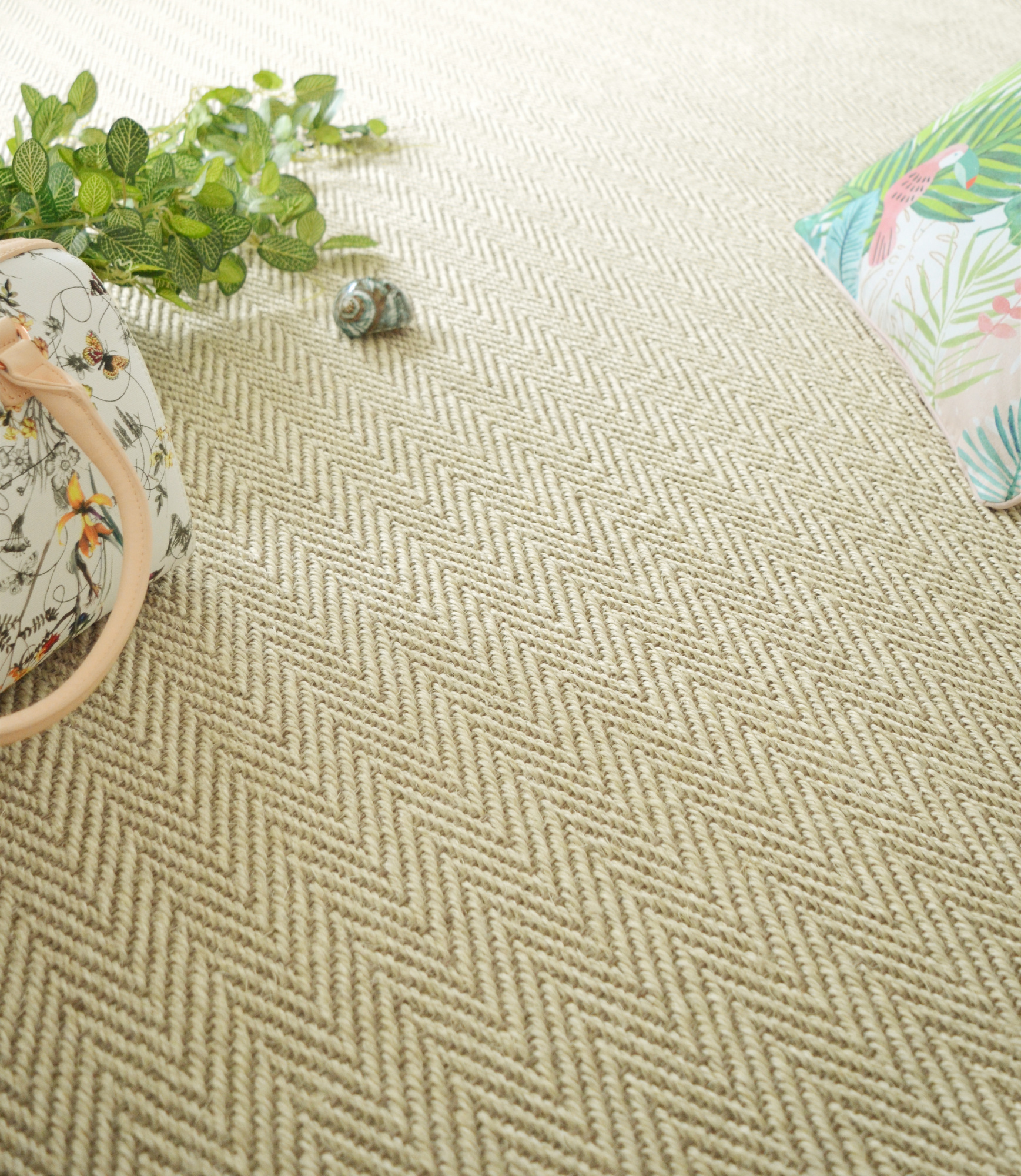 Sol Sisal Chevron - Héritage - Dune mettant en valeur un décor végétal et la finesse de son tissage chevron