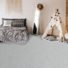 Moquette éco-conçue - Infini 11.5 - Gris urbain dans une chambre d'enfant avec tipi et couchage au sol