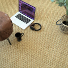 Jonc de mer Fin Damier - Naturel brut dans un coin bureau avec ordinateur portable, fauteuil en cuir et tasse noire