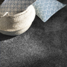 Moquette Délicatesse - Gris carbone apportant contraste et élégance autour d'accessoires en fibres naturelles