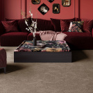 Moquette Chroma Sense Marron tonka apportant douceur et stabilité visuelle à un salon aux murs pigmentés