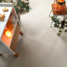 Tissé plat aspect naturel - Backstage - Perle de nacre avec bougie, table basse et décoration végétale dans une ambiance chaleureuse