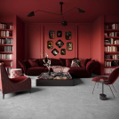 Grande pièce décorée avec la moquette Chroma Sense Gris urbain, sol continu sous un canapé généreux et un luminaire noir