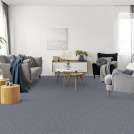 Moquette éco-conçue - Infini 11.5 - Bleu gris créant une ambiance douce dans un salon avec mobilier contemporain