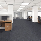 Moquette éco-conçue - Infini 11.5 - Gris profond dans des bureaux contemporains aménagés en espace ouvert