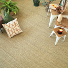 Jonc de mer Fin Panama - Naturel brut dans un salon esprit nature avec mobilier en bois clair