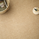Sol Sisal Crafted - Havane mettant en avant son tissage fin aux côtés d'un panier en fibres naturelles