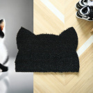 Tapis d’entrée déco Chat - Fibre de Coco 17mm - Noir présenté avec un chat, silhouette féline assortie