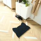 Tapis d’entrée déco Chat - Fibre de Coco 17mm - Anthracite en forme de tête de chat dans une entrée lumineuse