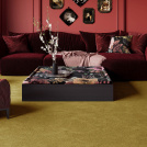 Moquette Chroma Sense Ocre ancien intégrant un salon décoré de textiles riches