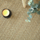 Revêtement de sol Jonc de mer Fin Chevron - Naturel brut dans une ambiance déco naturelle avec bougie et branches d’eucalyptus
