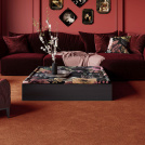 Mise en scène d’un salon accueillant où la moquette Chroma Sense Cuivre ancien apporte homogénéité et confort