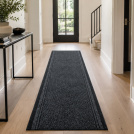 Tapis de passage Antidérapant au mètre - Noir installé dans une entrée moderne et lumineuse