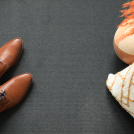 Moquette haute résistance Sylon gris foncé classée feu dans un intérieur chic avec chaussures