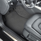 Moquette aiguilletée automobile - Noir chiné apportant une finition soignée au plancher d'un véhicule
