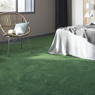 Moquette Délicatesse - Vert sapin habillant l'espace d'un coloris profond qui souligne le mobilier aux tons naturels