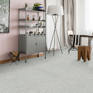 Moquette douce Délicatesse - Gris urbain avec rideaux clairs, mobilier design et ambiance cosy