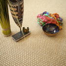 Tissé plat aspect naturel - Backstage - Biscuit avec masque décoratif, vase vert et accessoires colorés sur un tissage damier élégant