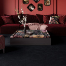 Moquette ultra douce Chroma Sense Noir carbone dans un salon à l’atmosphère feutrée à la texture dense