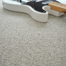 Moquette naturelle en laine - Dolce Vita - Gris nuage avec guitare posée sur un sol en pure laine vierge
