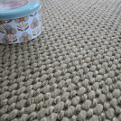 Moquette naturelle en laine et sisal Organic Taupe, tissage volumineux aux fibres naturelles entrelacées