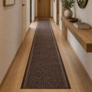 Tapis de passage Antidérapant au mètre - Brun installé dans un couloir chaleureux avec parquet et mobilier en bois