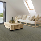 Sol Sisal Chevron - Héritage - Gris cendré habillant un salon lumineux aux lignes épurées et contemporaines