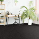 Moquette éco-conçue - Infini 11.5 - Noir intense habillant un espace bureau baigné de lumière aux tons blancs et naturels