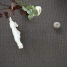 Sol Sisal - Minimal - Gris cendré accompagné d'une composition végétale et d'accessoires décoratifs