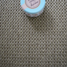 Moquette naturelle en laine et sisal Organic Taupe, relief généreux mêlant douceur de la laine et authenticité du sisal