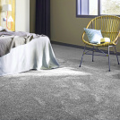 Moquette Délicatesse - Gris acier associée à un mobilier aux tons naturels pour une décoration élégante et équilibrée