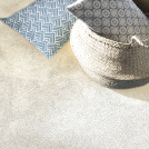 Moquette douce Délicatesse - Crème vanille avec panier tressé et coussin bleu dans une ambiance lumineuse et apaisante