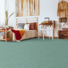 Moquette Délicatesse - Vert sauge habillant un espace cocooning avec mobilier en bois et décoration chaleureuse