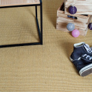 Sol Sisal - Minimal - Champs de Blé accompagné d'une caisse en bois et de balles décoratives colorées