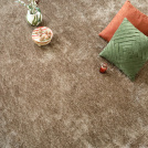 Moquette shaggy Glossy FusionBac muscade, surface douce et confortable pour marcher pieds nus