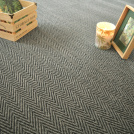 Sol Sisal Chevron - Héritage - Gris cendré avec caisse en bois, cadre décoratif et bougie sur un élégant tissage chevron