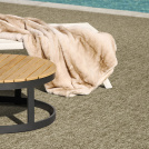 Tissé plat aspect naturel Zen biscuit sur terrasse moderne près de la piscine