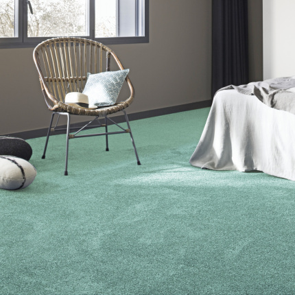 Moquette douce Délicatesse - Vert sauge créant une atmosphère fraîche et relaxante dans un intérieur contemporain