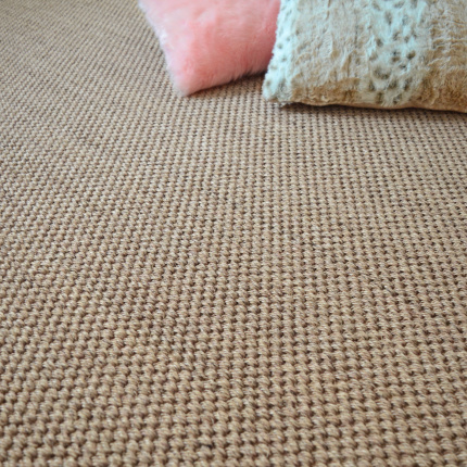 Sol Sisal - Muse - Seigle associé à des coussins aux tons doux dans une ambiance cocooning