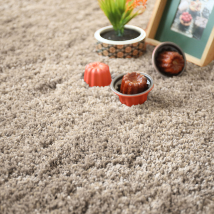 Moquette épaisse Origin Shag Muscade, texture shaggy dense avec accessoires décoratifs aux tons naturels