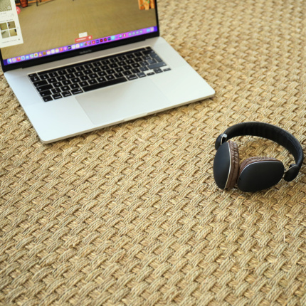 Jonc de mer Fin Damier - Naturel brut dans un espace de travail avec ordinateur portable et casque audio