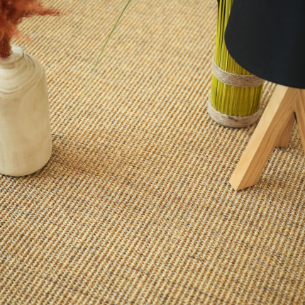 Sol Sisal Minimal Malt, tissage en petites boucles de fibres naturelles dans une ambiance chaleureuse