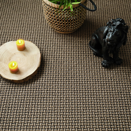 Sol Sisal - Grâce - Marron glacé cendré mettant en valeur son tissage en camaïeu aux côtés d'accessoires déco raffinés