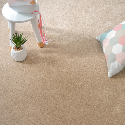 Gros plan sur les fibres douces de la moquette Lovely café au lait