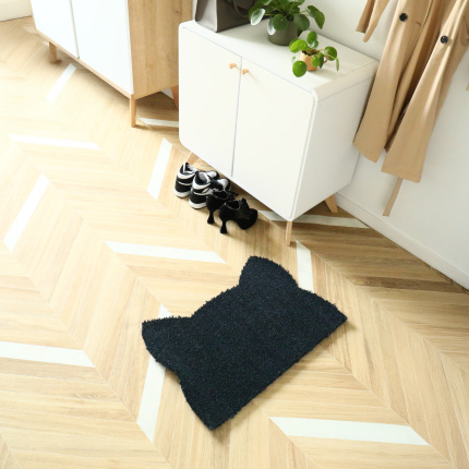 Tapis d’entrée déco Chat - Fibre de Coco 17mm - Anthracite en forme de tête de chat dans une entrée lumineuse
