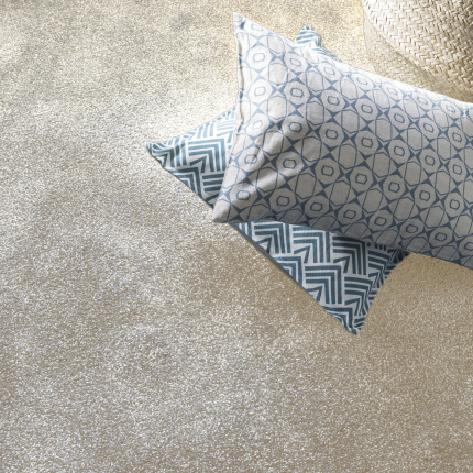 Moquette douce Délicatesse - Fil de lin avec coussins bleus à motifs géométriques et panier tressé en fibres naturelles