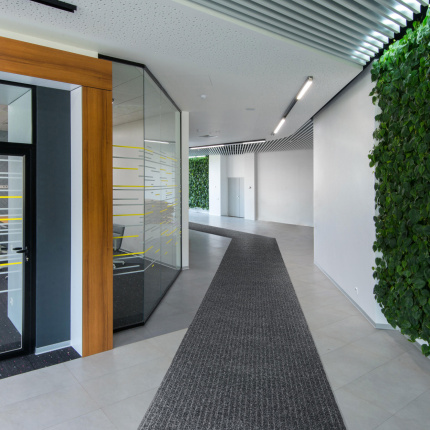 Tapis d’entrée gris antidérapant dans un hall d’entreprise moderne