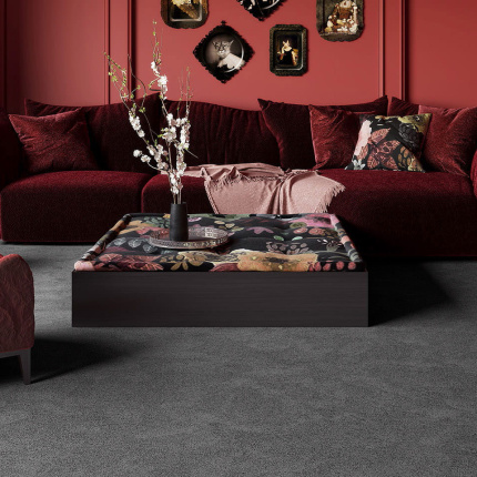 Vue d’un salon moderne avec la moquette Chroma Sense Gris profond, mobilier enveloppant et couleurs denses
