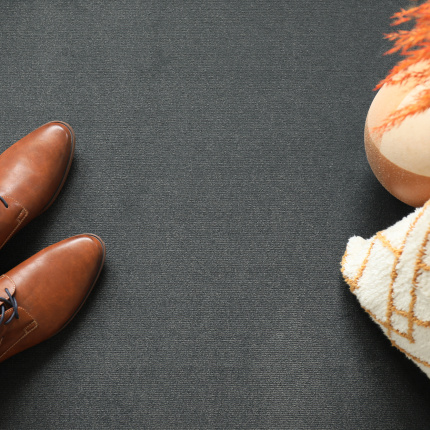 Moquette haute résistance Sylon gris foncé classée feu dans un intérieur chic avec chaussures