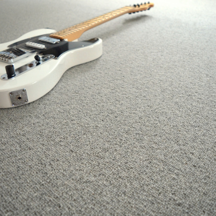 Moquette naturelle en laine - Dolce Vita - Gris nuage avec guitare électrique dans une ambiance douce et contemporaine